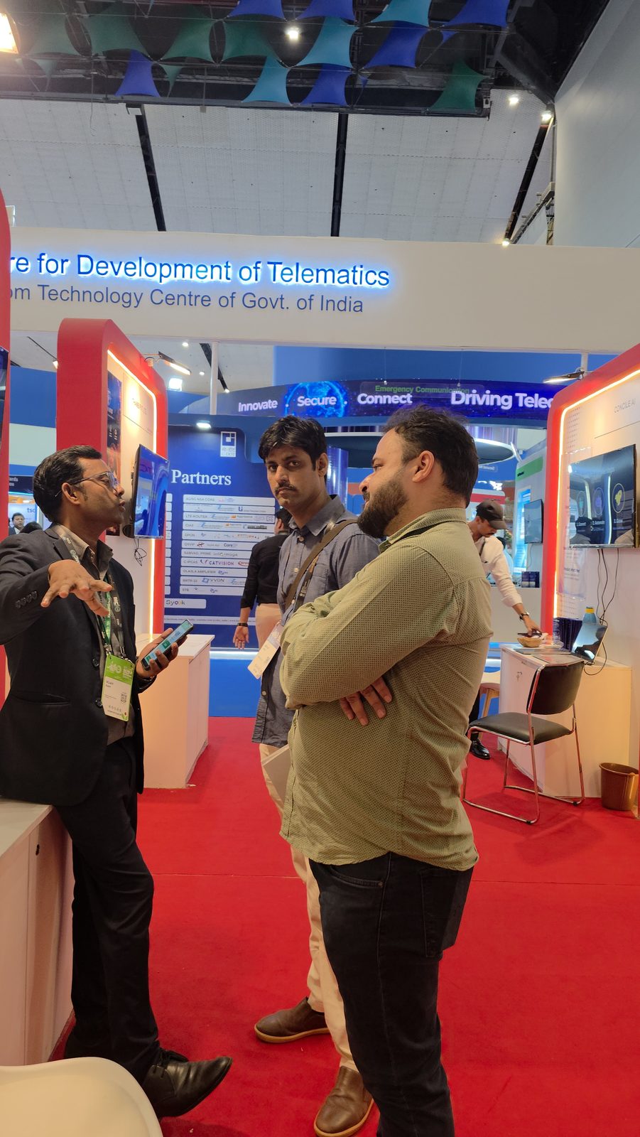 A discussion on the IMC show floor.